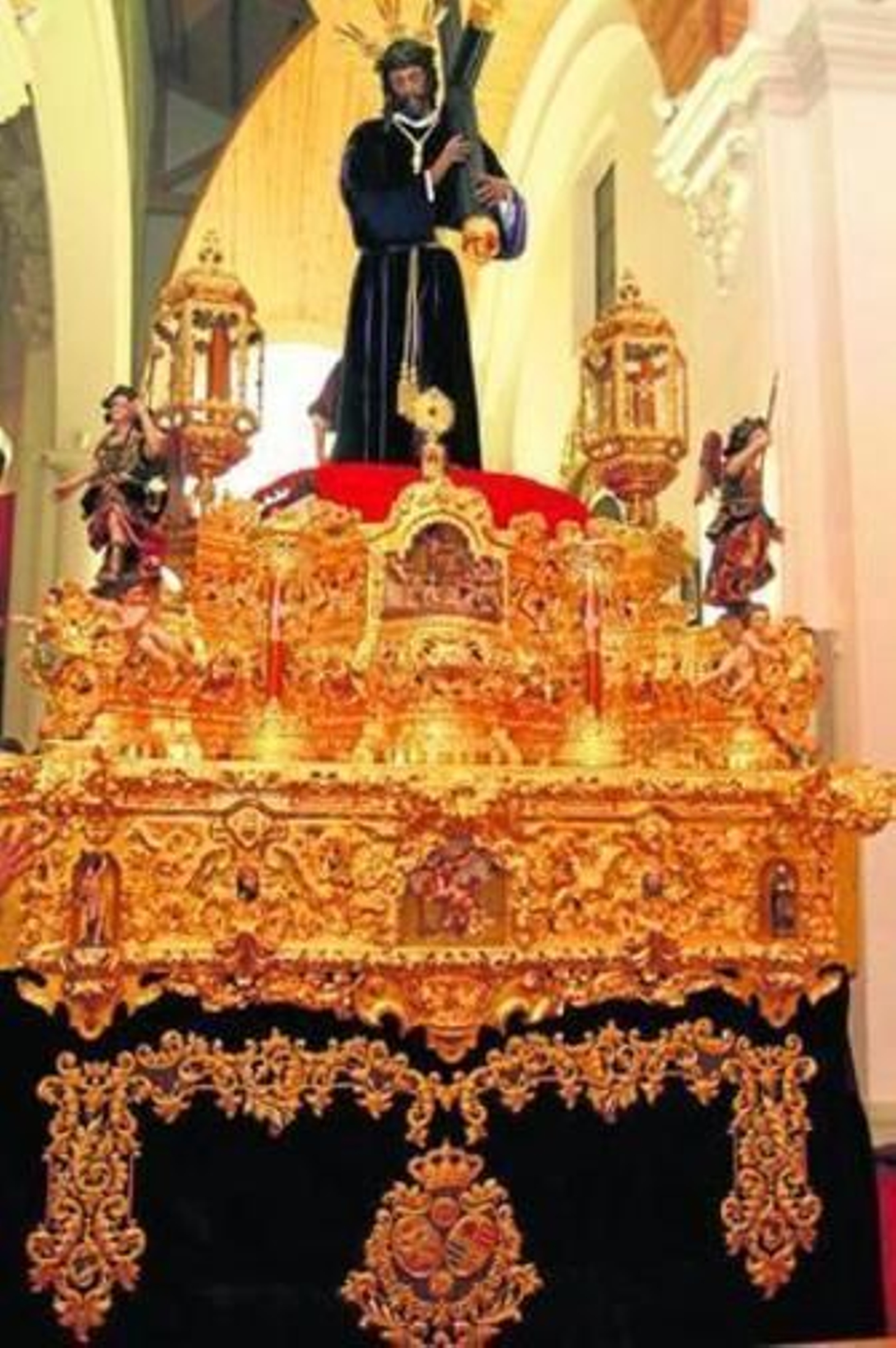 1. Espléndida imagen del paso del Nazareno en la que se aprecia el bordado que se estrena esta noche y que afecta al frontal del faldón. 2. La nueva heráldica de la hermandad de la Madrugada ya se encuentra plasmada en el trabajo de Bendala y Caro. 3 y 4. Diferentes aspectos del trabajo de bordado en el que, sobre terciopelo, se ha trabajado en hilo de oro y seda.