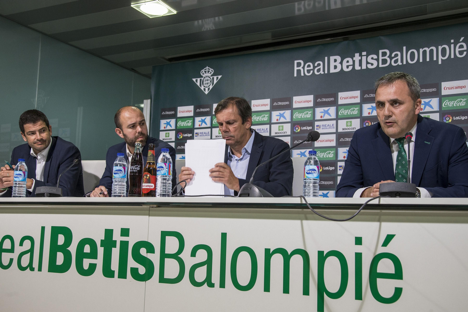 Ramón Alarcón, Miguel Ángel Jiménez, Juanma Rodríguez y Fernando Moral, durante la presentación de en el Villamarín.