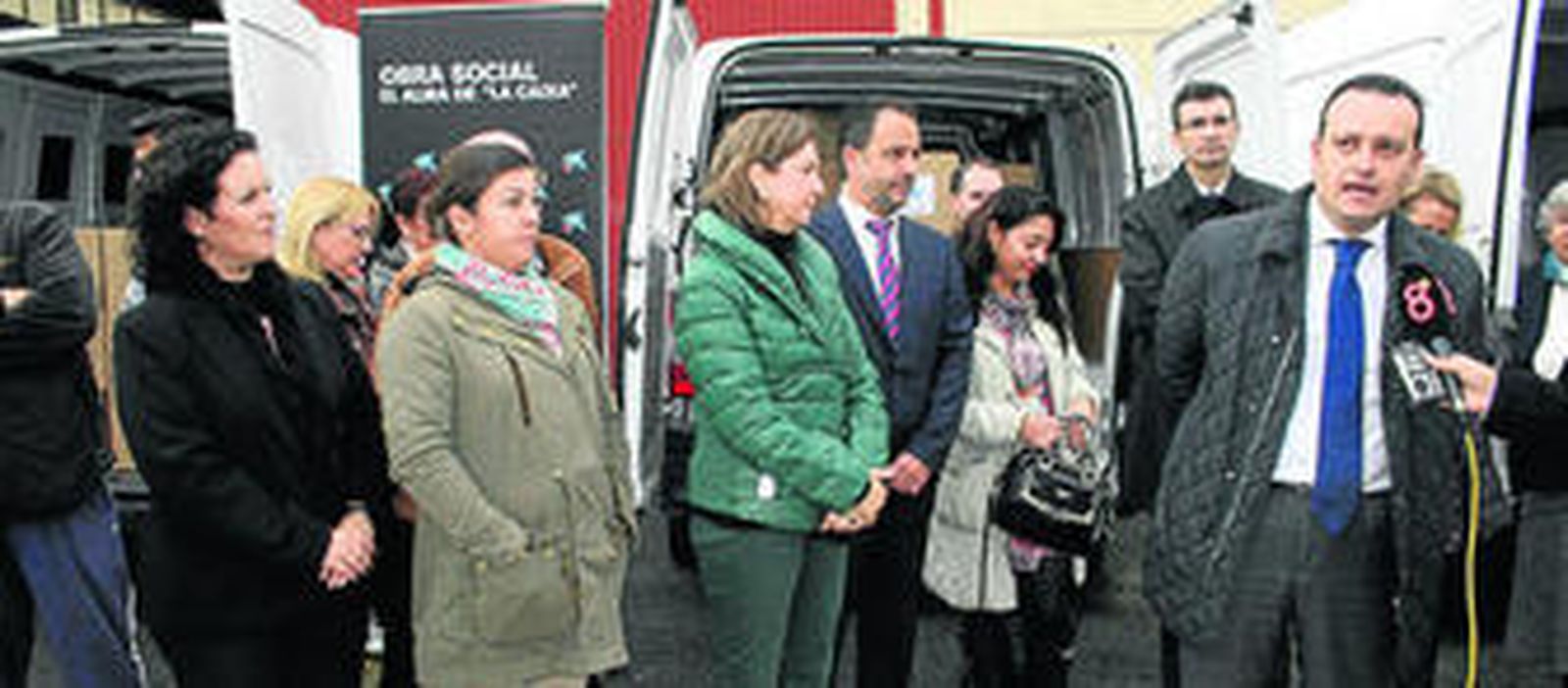 Sergio Enrique González (d), ayer junto a representantes municipales en un momento del acto