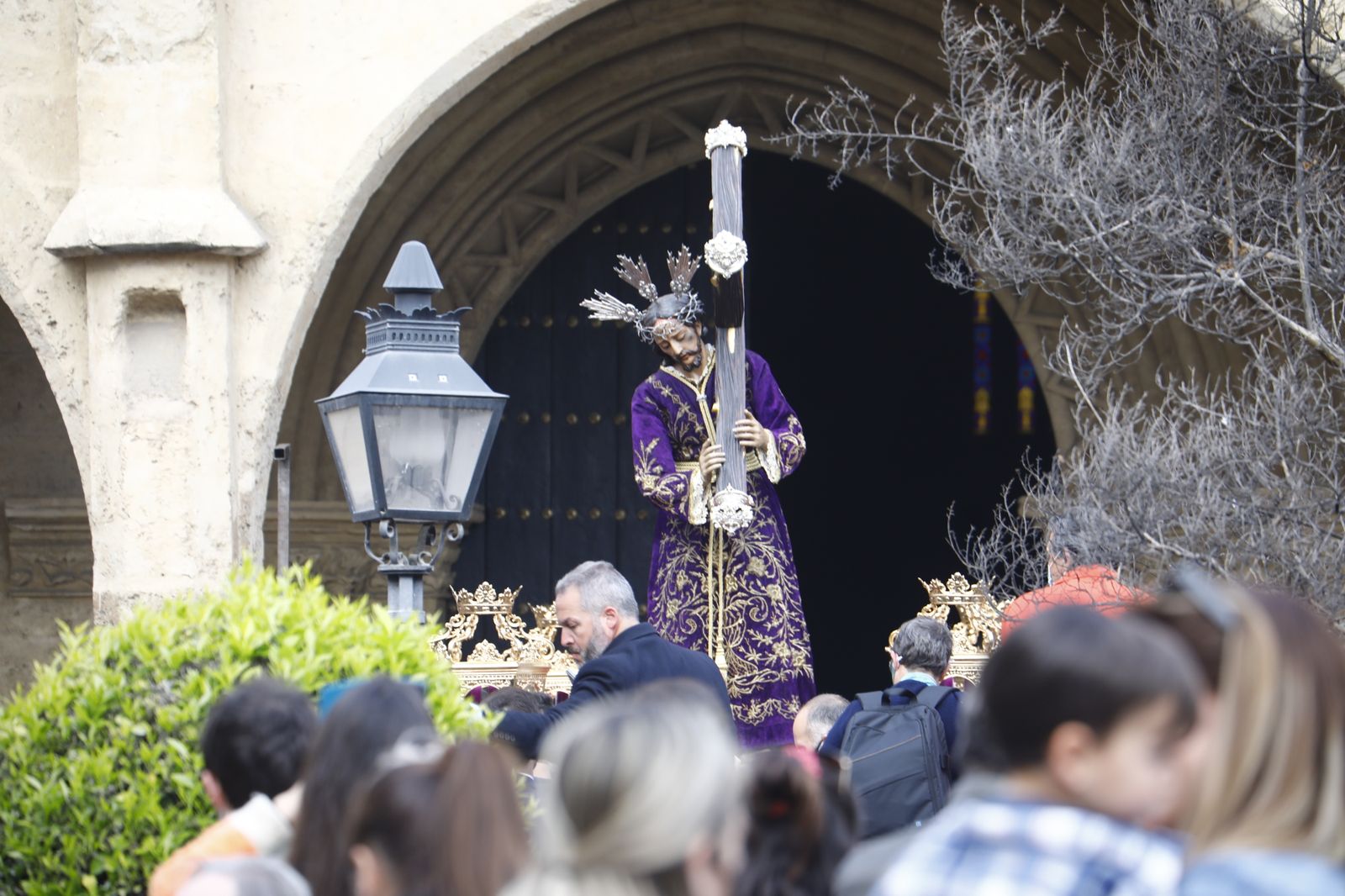 El vía crucis de las hermandades de Córdoba con el Señor del Calvario, en imágenes