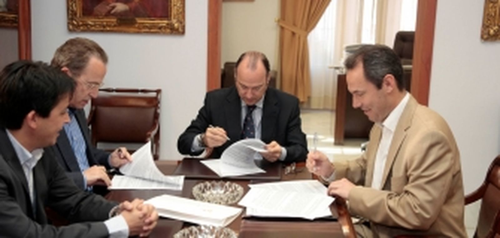 El alcalde firma con la UTE Tejera-CRL el contrato de obra para iniciar el Parque de las Familias