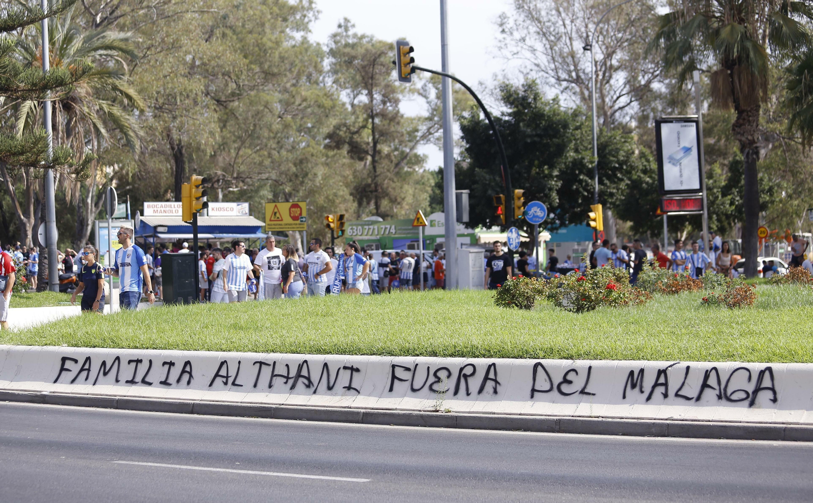 Las fotos de la manifestación contra el jeque antes del Málaga - Almería