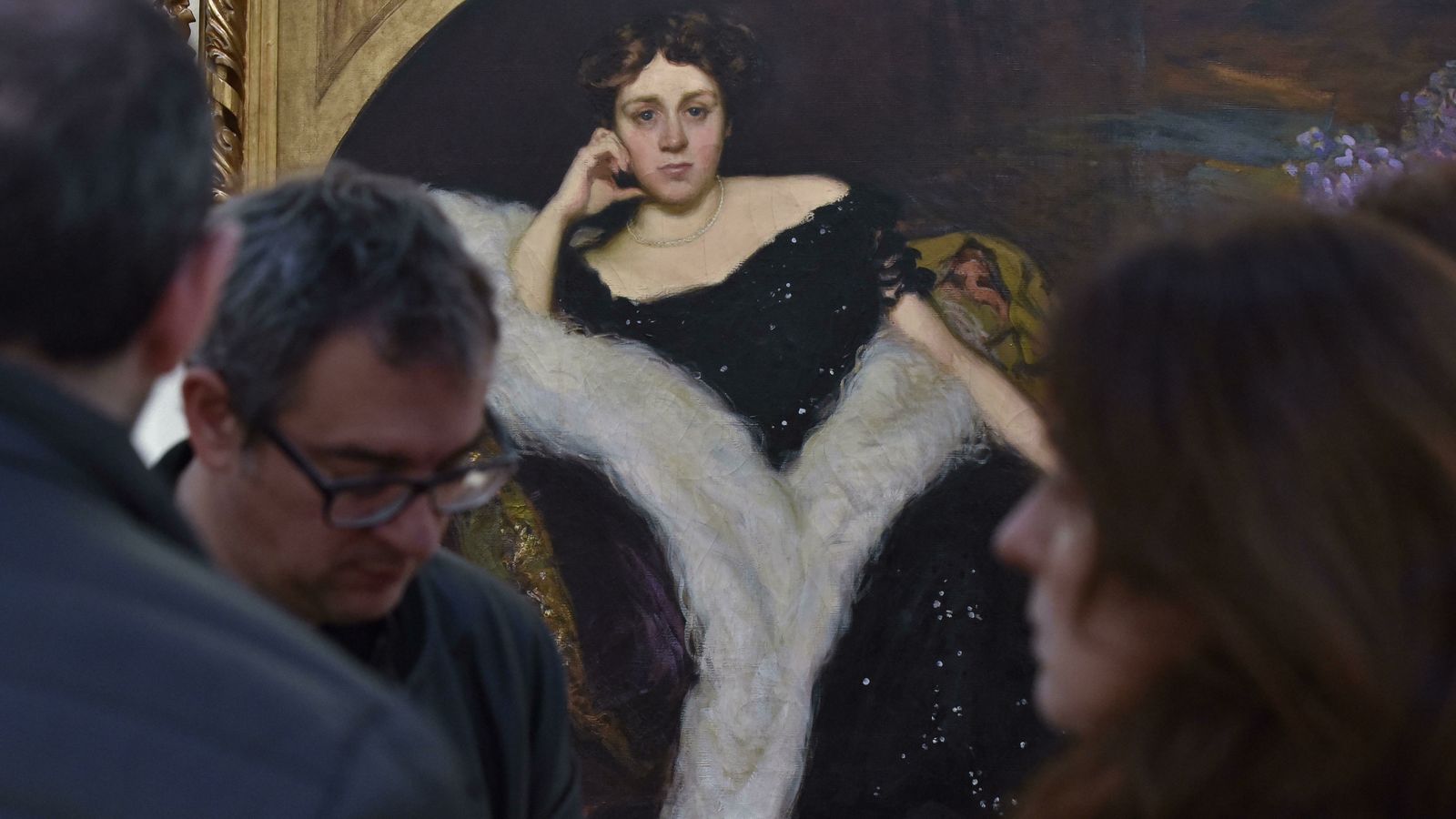 Ante el retrato que Gonzalo Bilbao dedicó a su esposa María Roy.