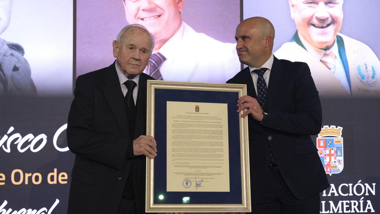 Las fotografías de la entrega del Escudo de Oro de la Provincia al Doctor Francisco Ortega Viñolo