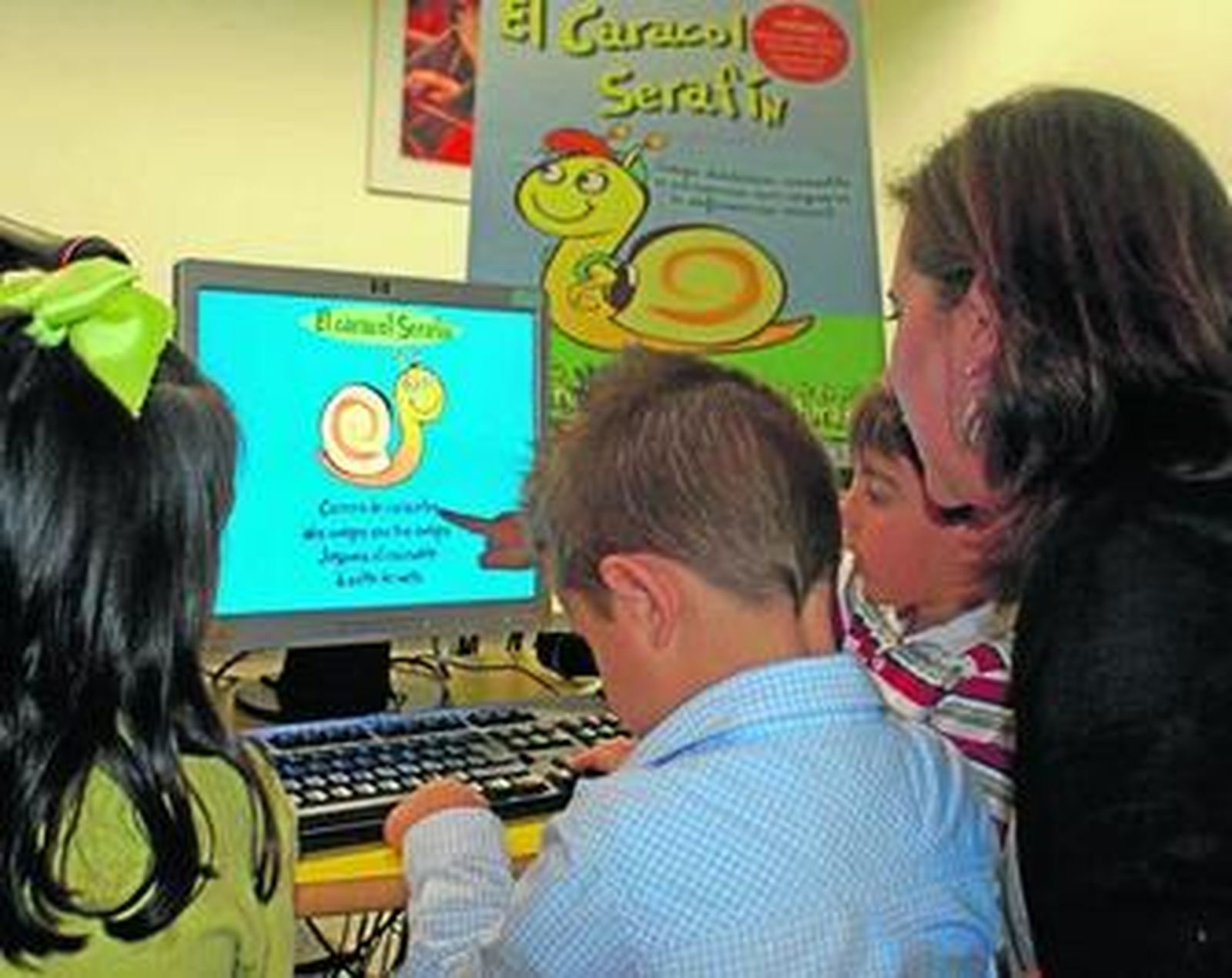 Un niño prueba 'El Caracol Serafín' durante la presentación del videojuego educativo.