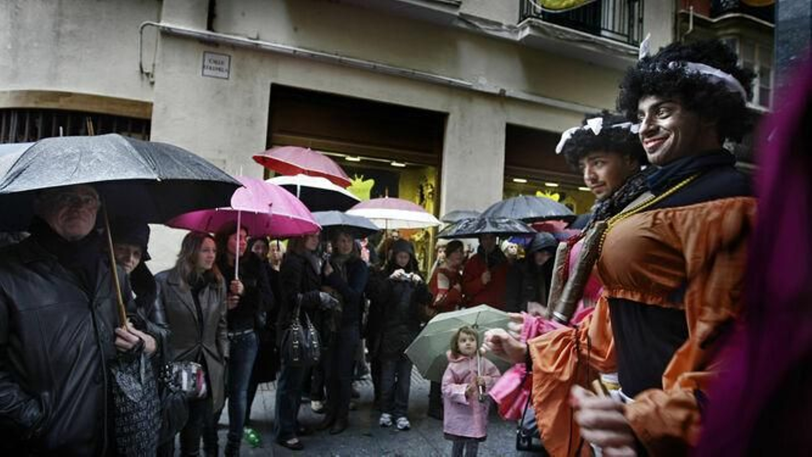 Actuación de un chirigota ilegal con lluvia.