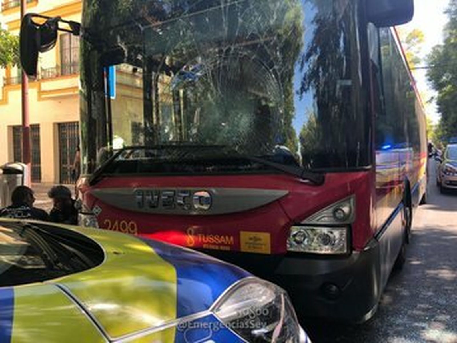 Estado en el que quedó la luna del autobús de Tussam Afectado.