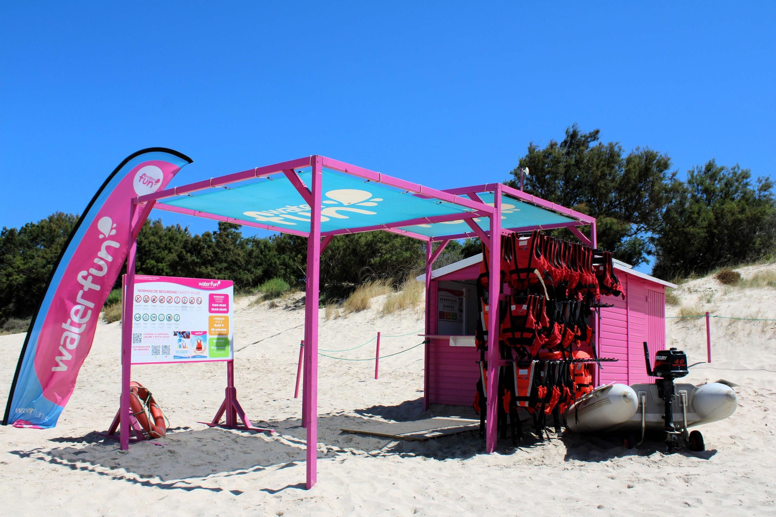Puesto de actividades acuánticas ubicado en la playa de Costa Ballena, Rota..JPG Puesto de actividades acuánticas ubicado en la playa de Costa Ballena, Rota..JPG