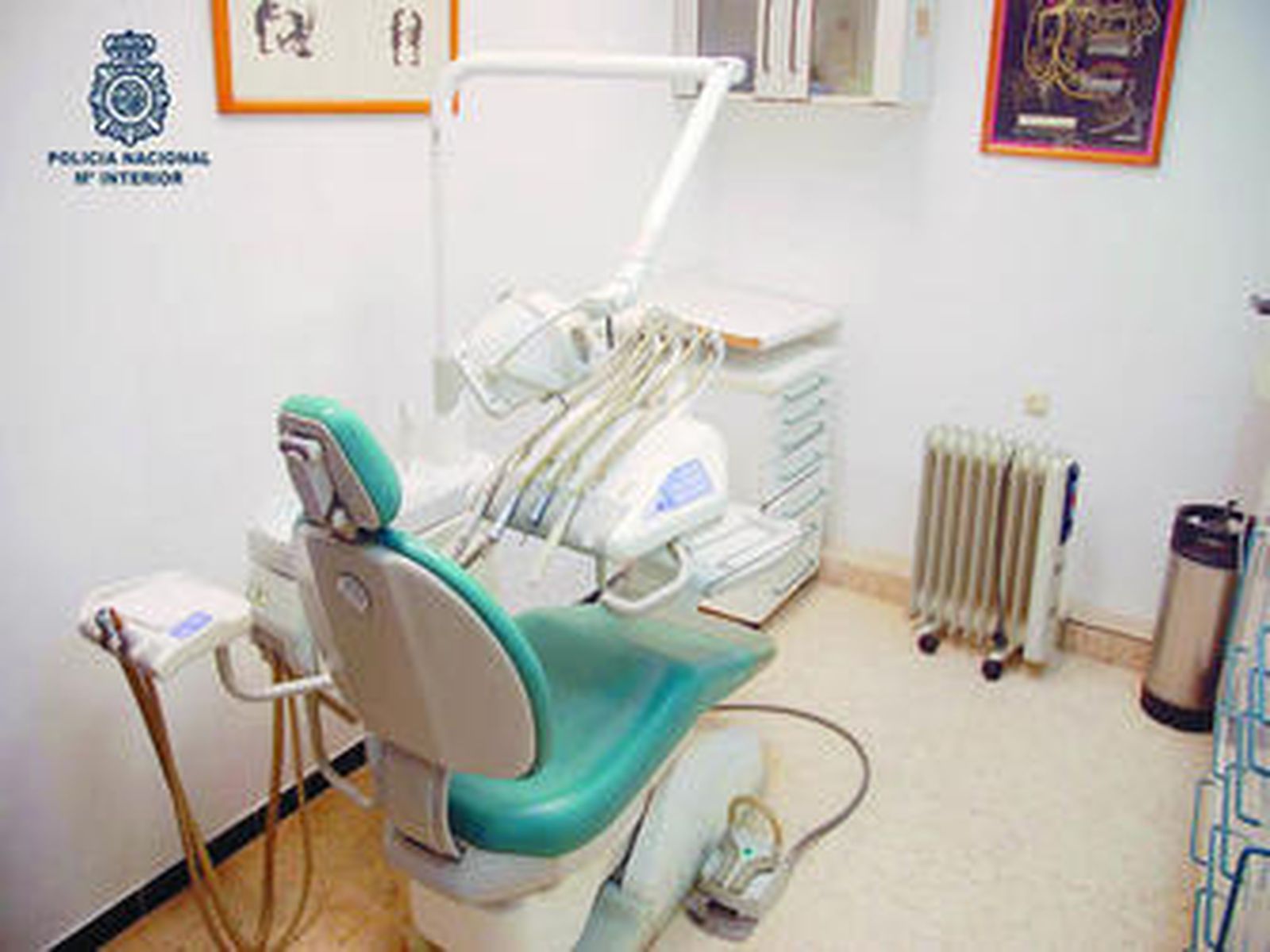 La silla intervenida en la clínica de los falsos dentistas.