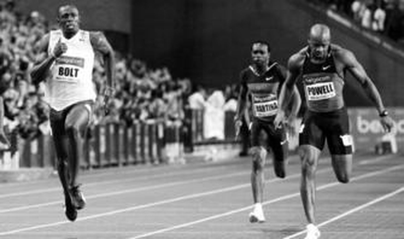 Usain Bolt supera a su compatriota Asafa Powell en los últimos metros de la prueba.