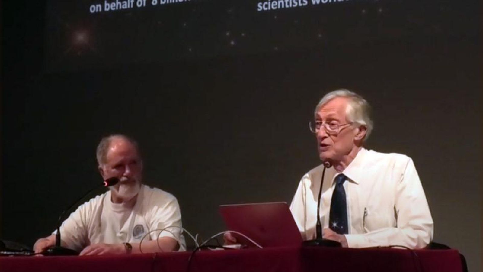 John Beckman con el premio Nobel, John Mather.