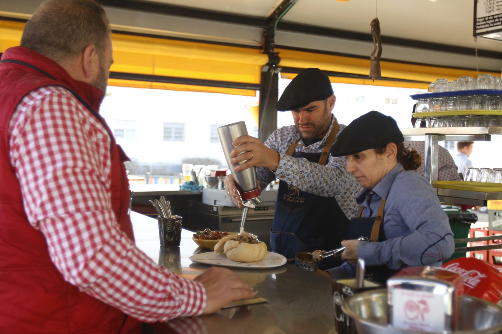 El puesto de caracoles de Noreña, en fotos
