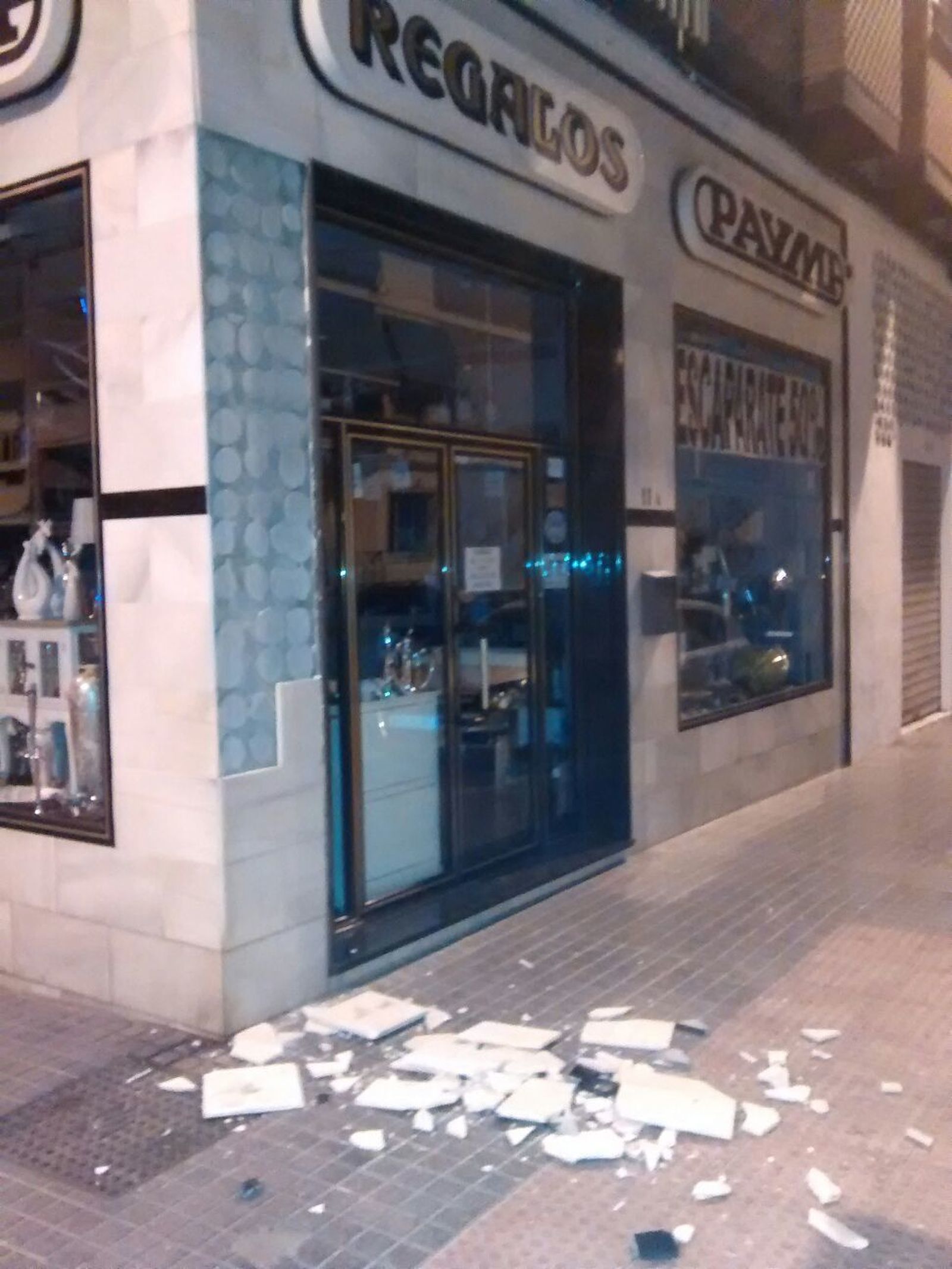 "La lámpara estaba meciéndose, la puerta y el armario crujían"