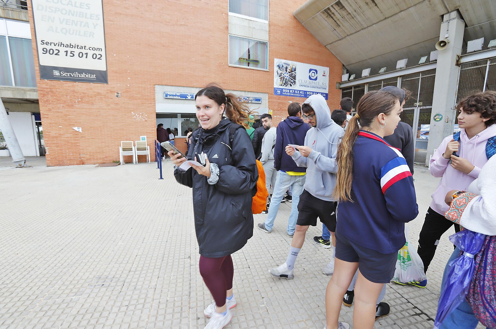 Largas colas para comprar las últimas entradas de la final del Recreativo de Huelva