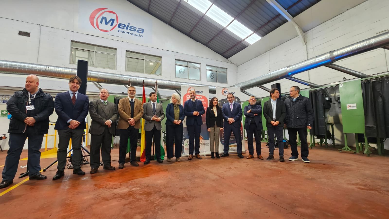 Juan Luis Villar, delegado de Meisa; Javier López, director de Moeve Chemicals Puente Mayorga; Antonio Moreno, presidente de la AGI; Rosendo Rivero, director del parque energético San Roque de Moeve; Javier Ros, subdelegado de la Junta en el Campo de Gibraltar; Mercedes Colombo, delegada de la Junta en Cádiz; Miguel Alconchel, alcalde de Los Barrios; Rocío Blanco, consejera de Empleo; Martín Mora, CEO de Meisa; José Manuel Rodríguez Saucedo, secretario general de UGT-FICA Andalucía; Daniel Sánchez, delegado de Empleo en Cádiz, y Carlos Fenoy, presidente de la Cámara de Comercio del Campo de Gibraltar, durante la inauguración del centro de formación de Meisa en Los Barrios
