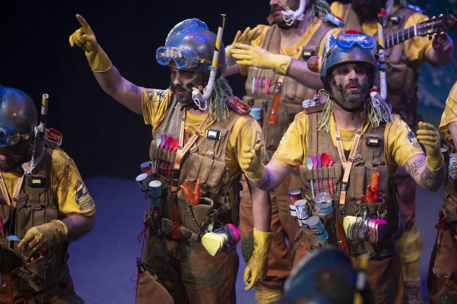 Imágenes de la actuación de la murga de Huelva "No te vayas a espantar. El juicio final" en el Carnaval Colombino