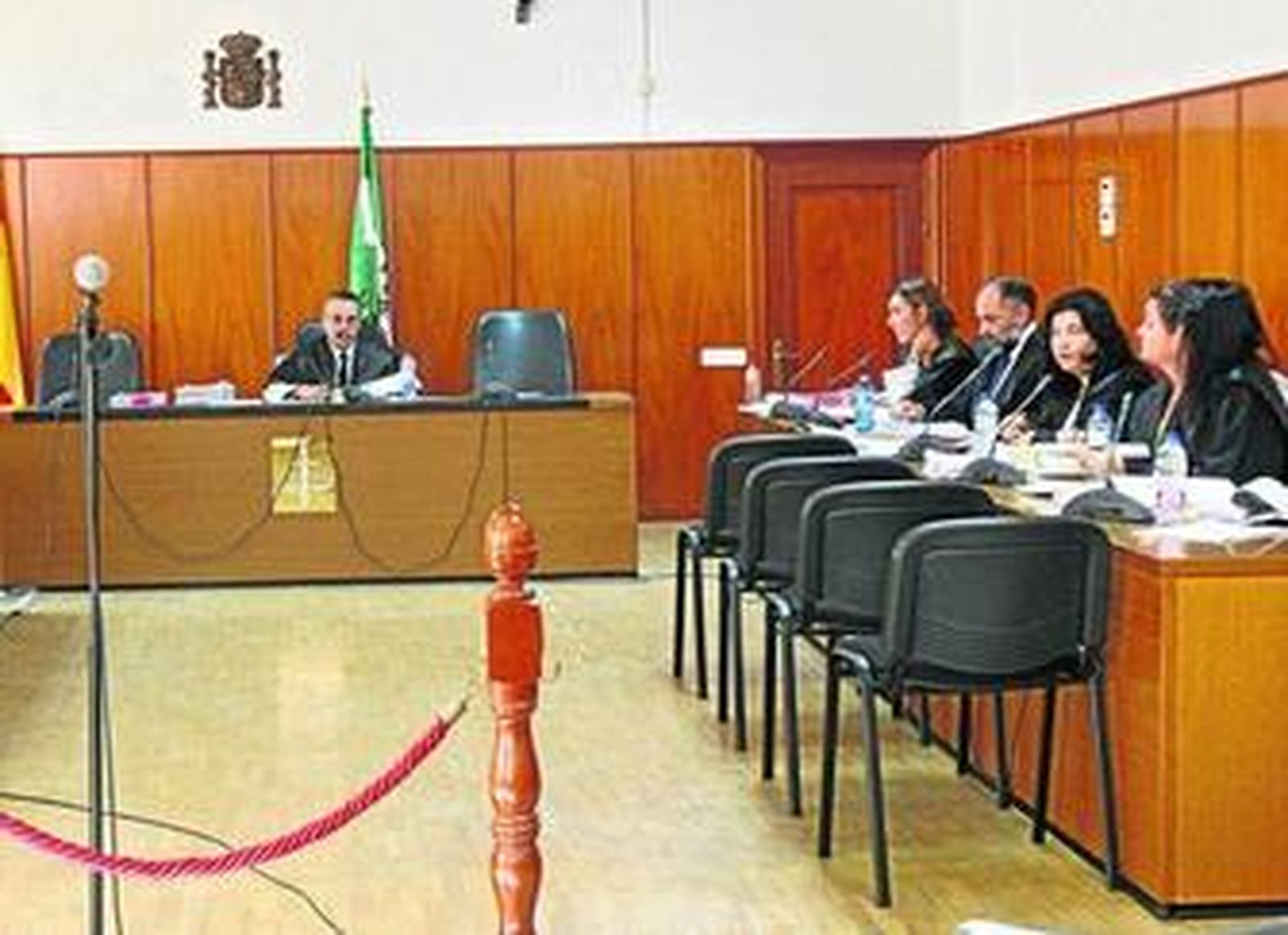 El presidente del tribunal del jurado, la fiscal, el abogado de la acusación particular y letradas de la defensa, el pasado martes en la Audiencia.