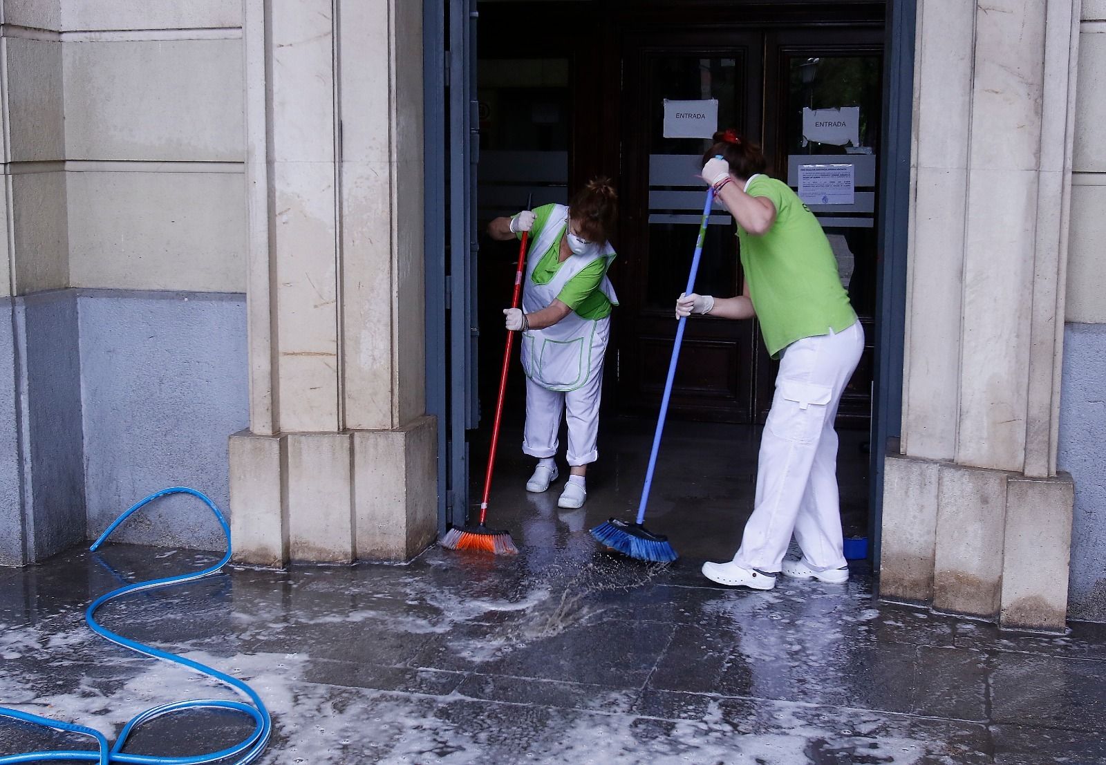 Varias operarias limpiando la Audiencia de Sevilla
