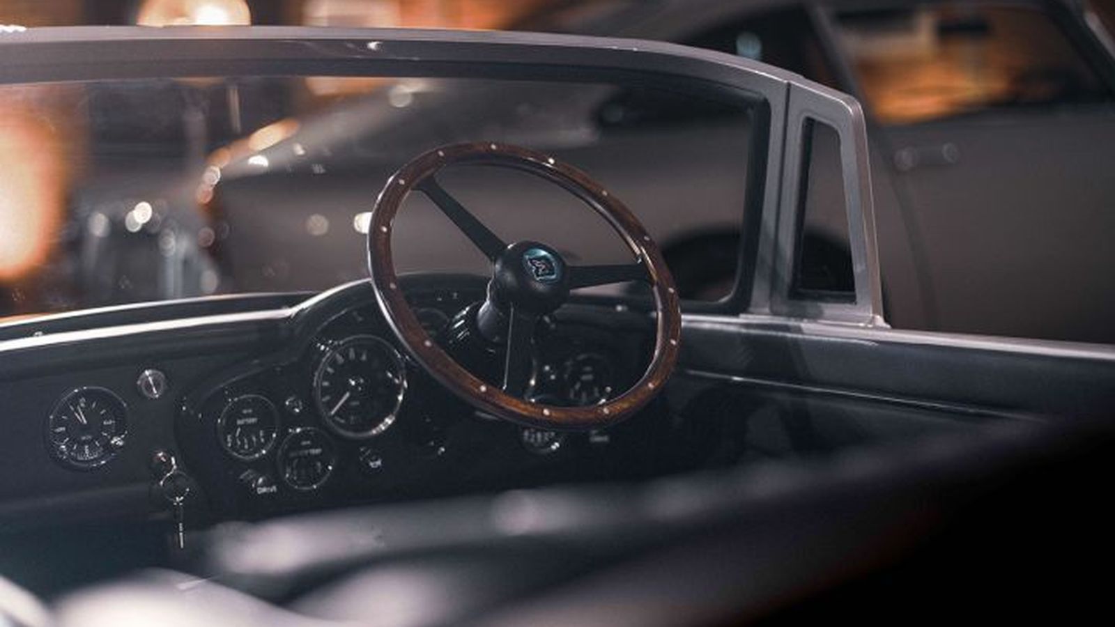 Hasta el más pequeño detalle es igual al que podría encontrarse en un Aston Martin DB5 de los años 60.