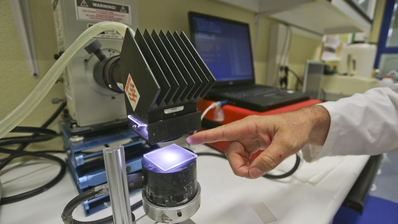 Con un simulador solar miden el factor de protección de las cremas.