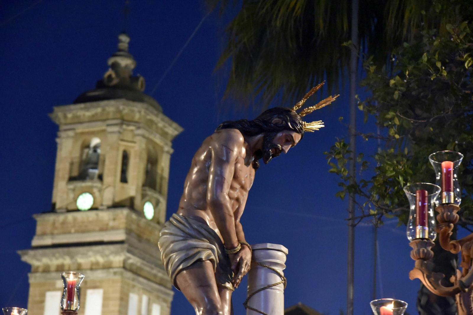 Imagen de Jesús Atado a la Columna, con la Palma al fondo.