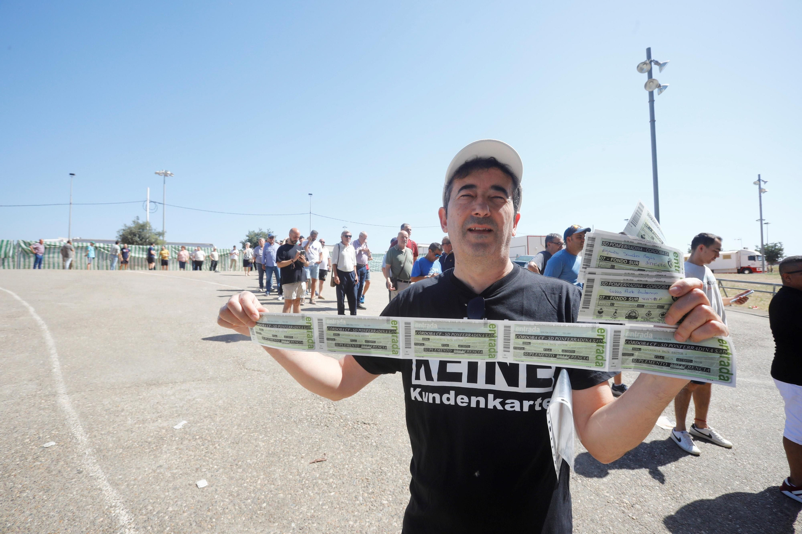 Colas en El Arcángel para hacerse con las entradas de los partidos del Córdoba CF ante la Ponferradina