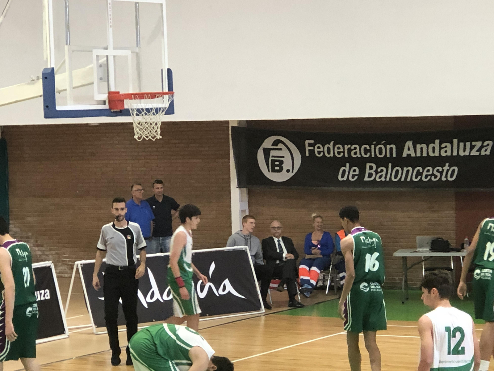 Alberto Díaz contempla con Eduardo García el Unicaja-Adesa cadete.