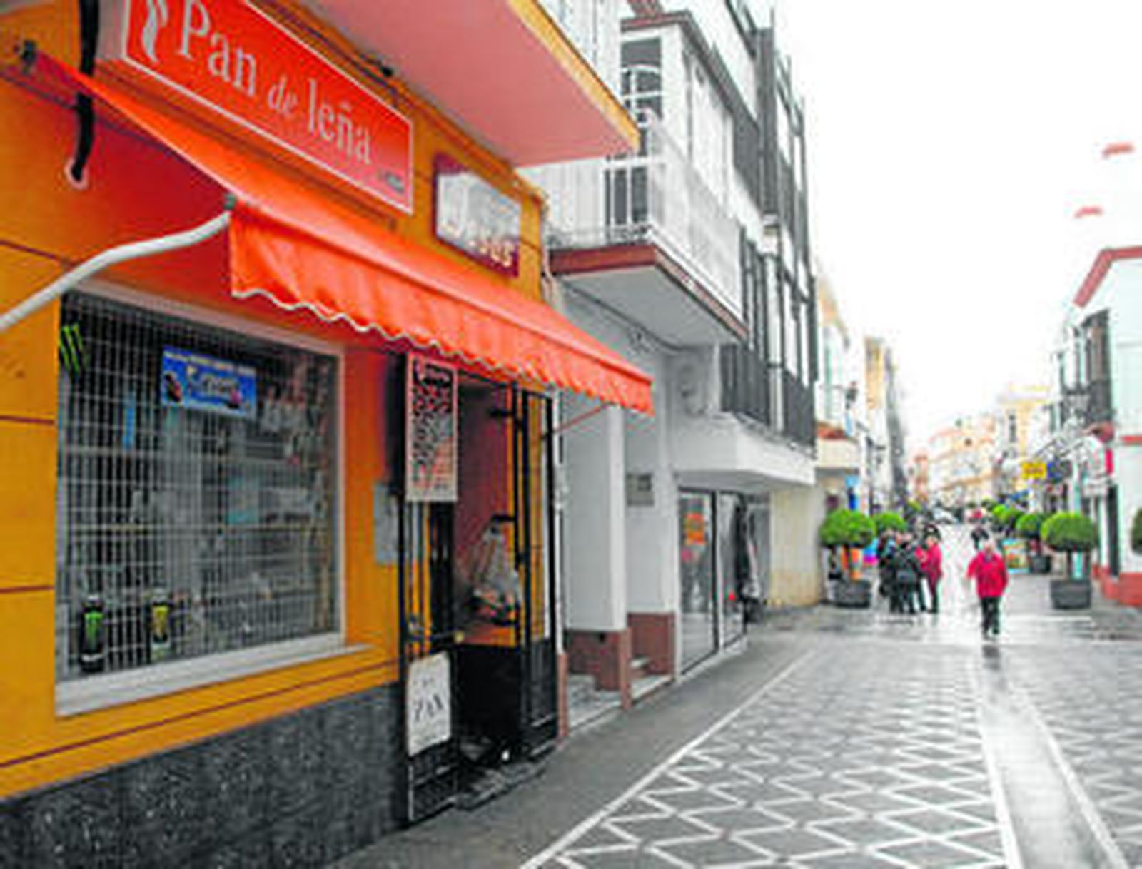 La tienda de Jesús Espada, sin el expositor de productos y los aparatos recreativos, a un lado, y con las cosas fuera del establecimiento, al otro.