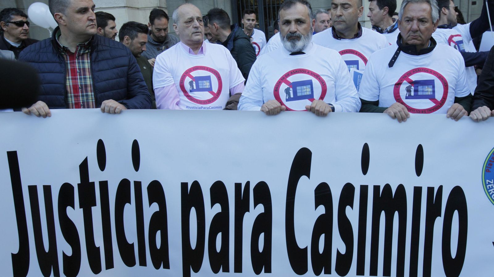 Manifestación de apoyo al policía local en la puerta de los juzgados.