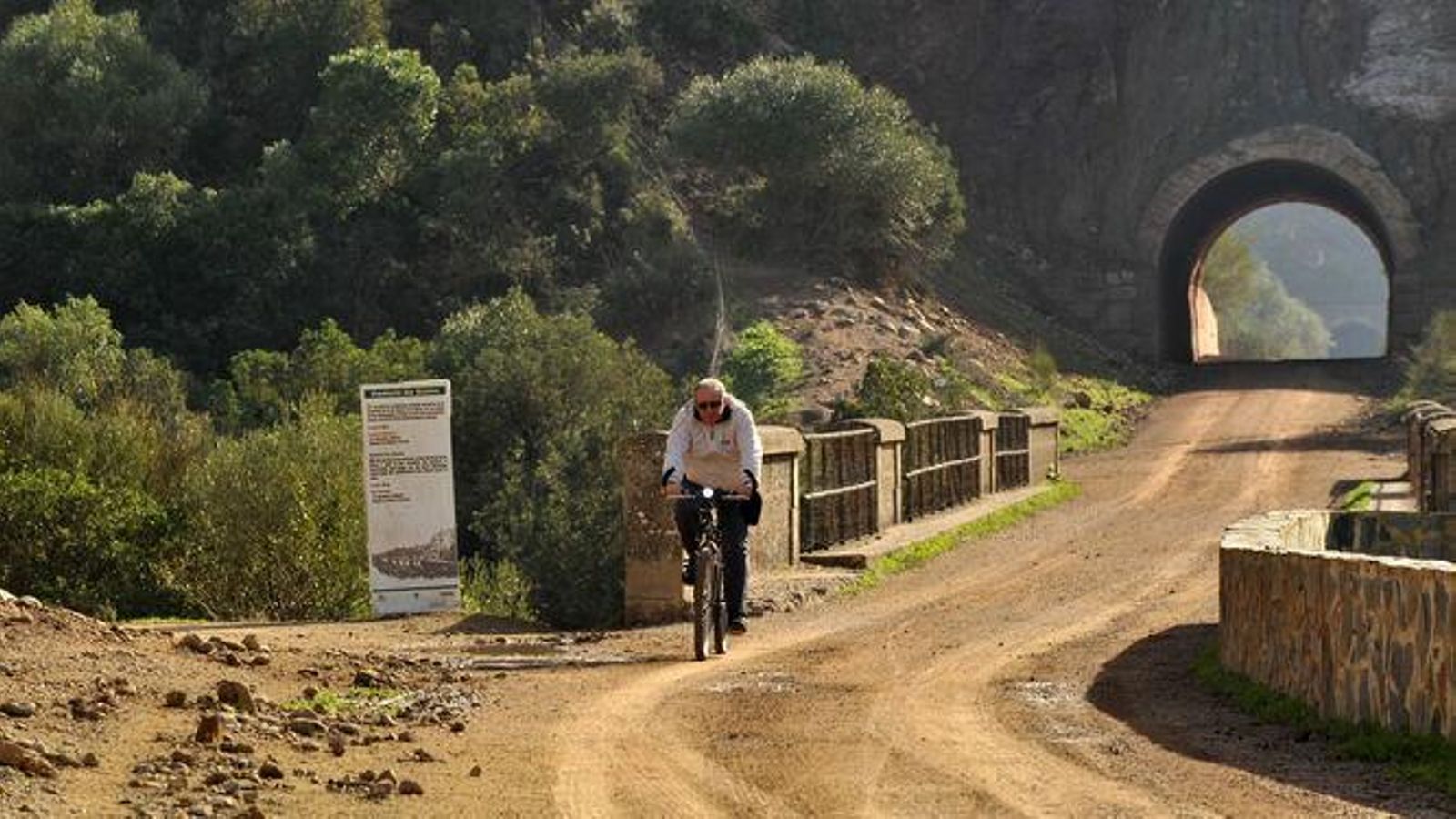 Uno de los tramos de la Vía Verde de la Sierra Uno de los tramos de la Vía Verde de la Sierra