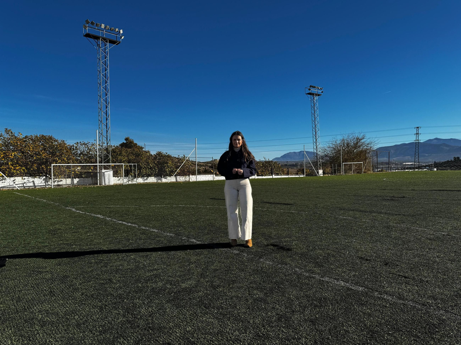 La concejal Ana Núñez, en el terreno de juego del campo de fútbol "Antoñete".