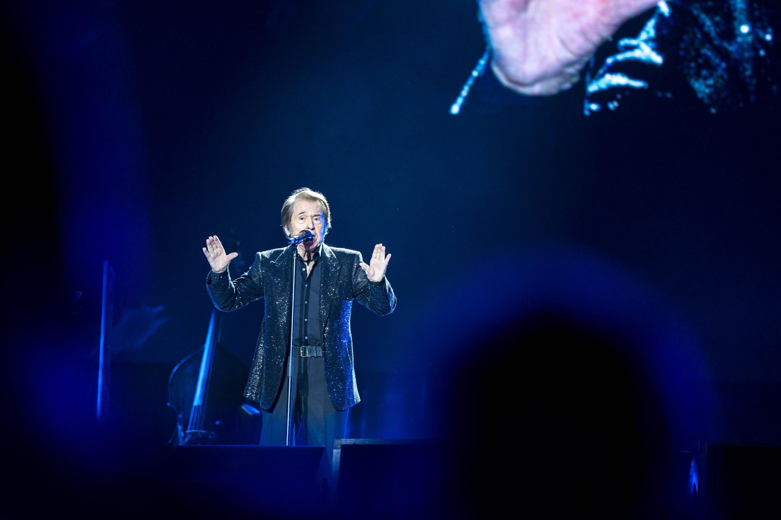 Las mejores imágenes del concierto de Raphael en la plaza de toros de Almería