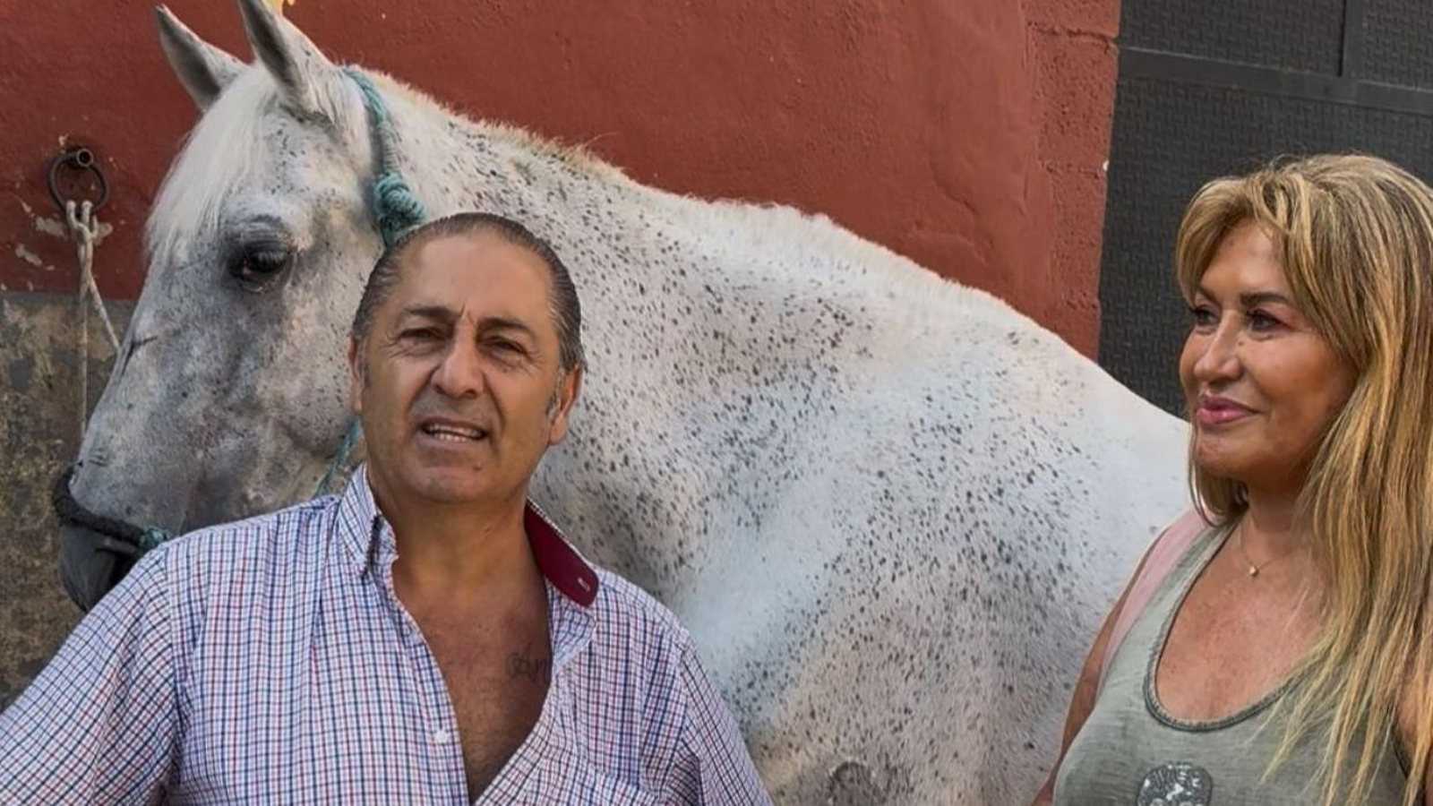 Anne junto a Antonio Dominguez, presidente de la Asociación de Cocheros de Málaga, y uno de los caballos salvados