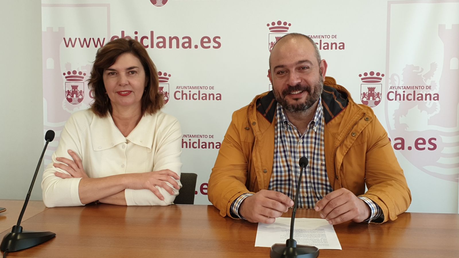 La delegada de Cultura y el gerente de la EMA, durante la presentación de los nuevos talleres.