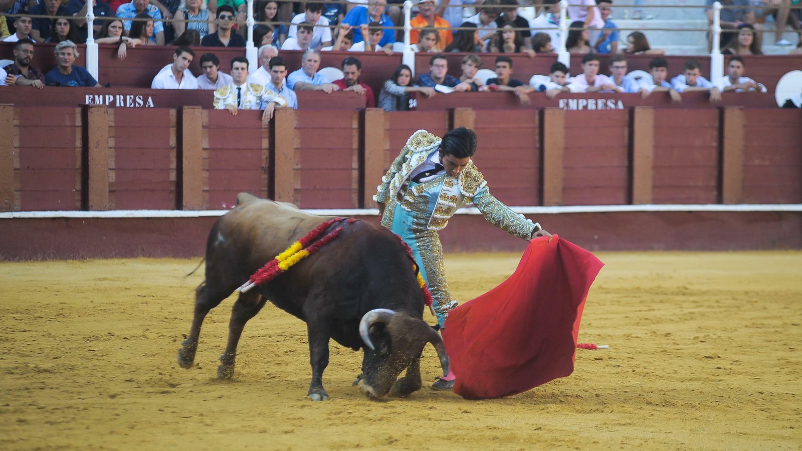 Julio Alguiar torea al natural al segundo novillo de la tarde