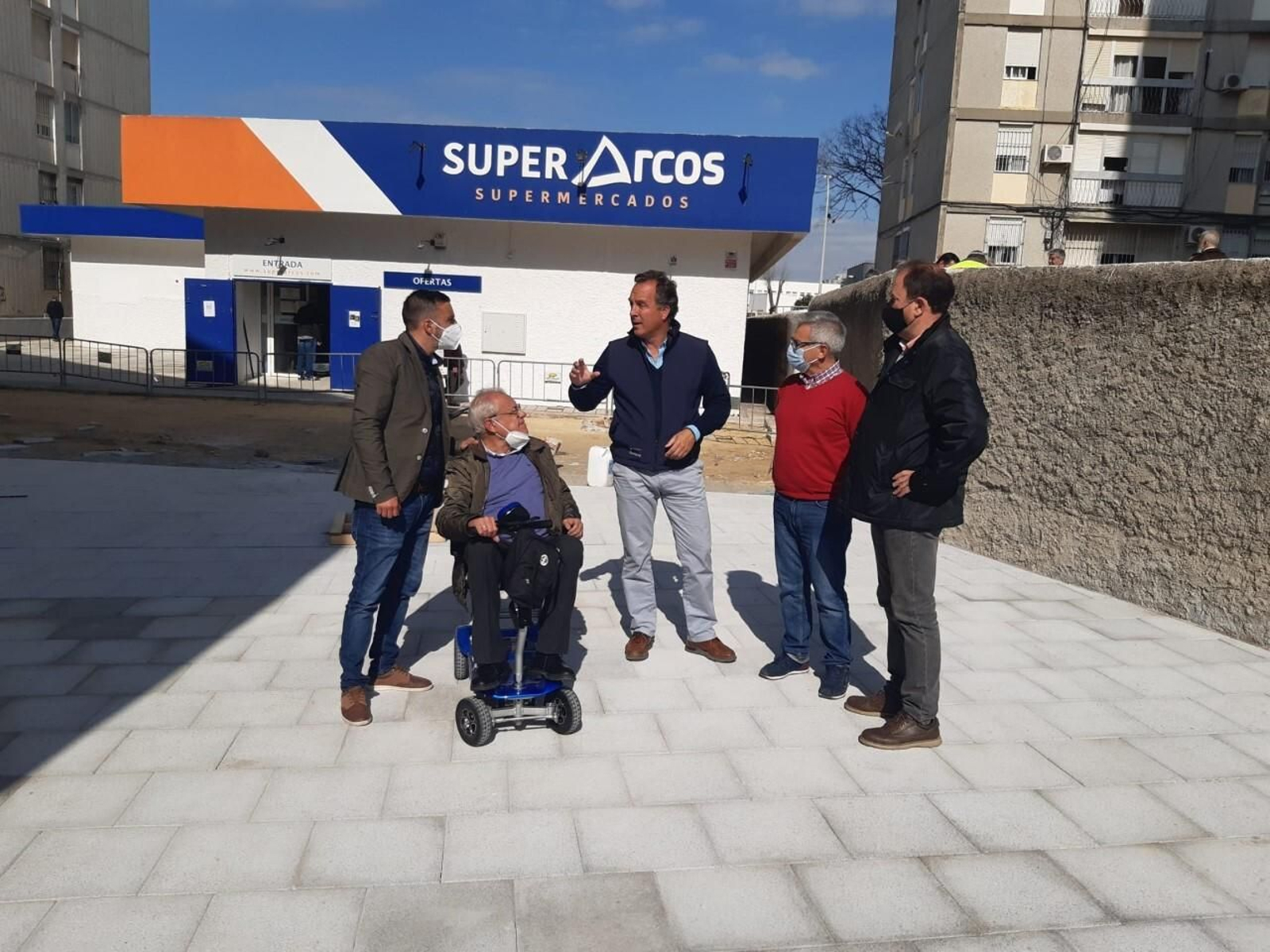 El edil, durante la visita a las obras en la barriada de Las Torres