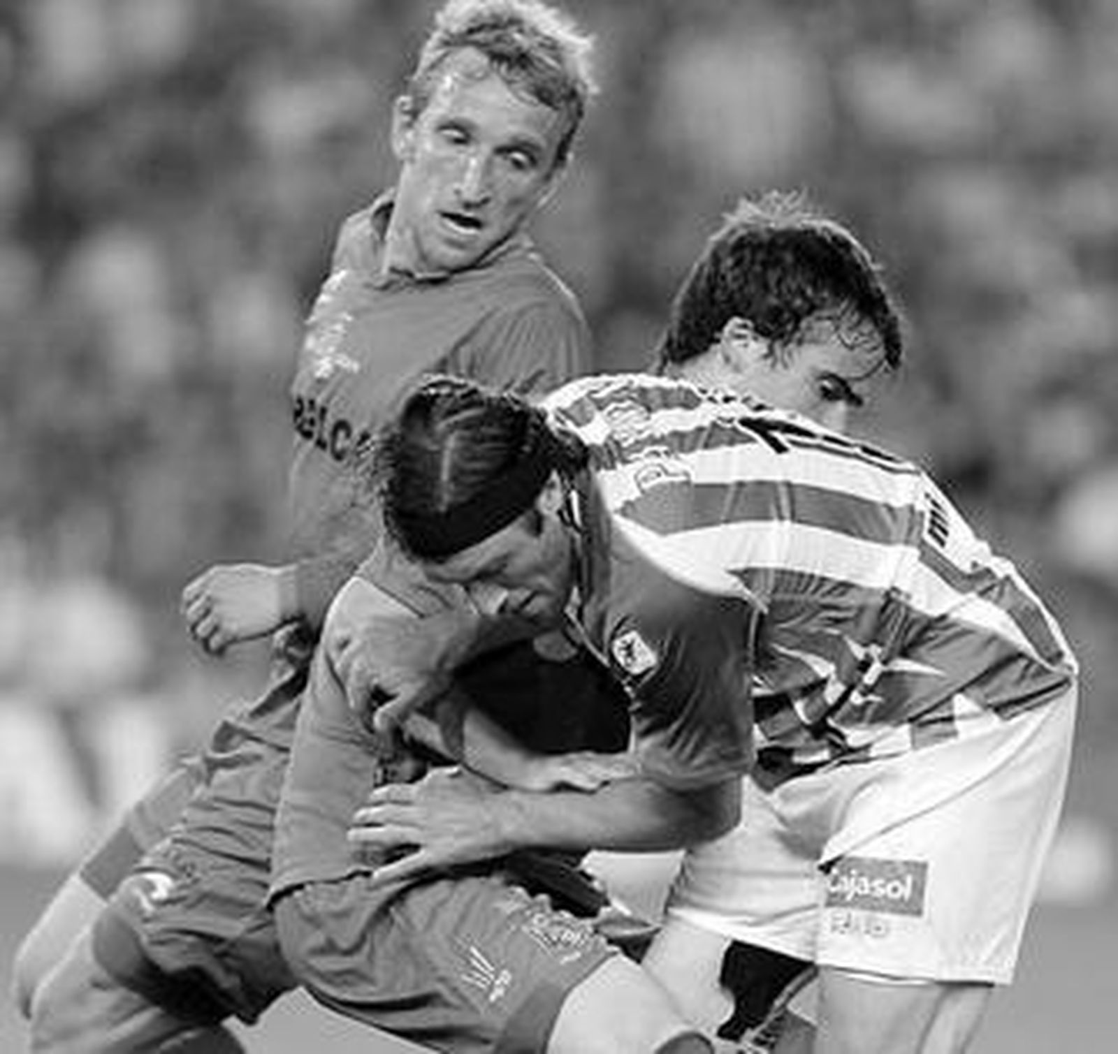 Pavone pugna con un jugador rival en presencia de Diego Rivas.