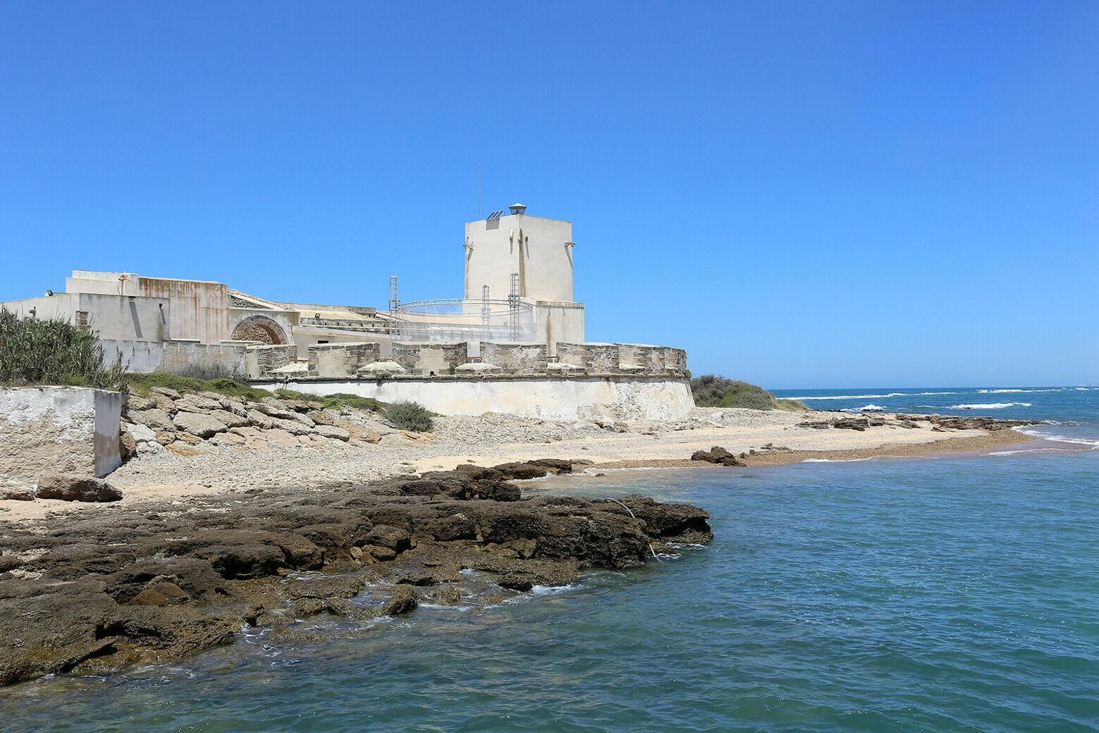 El Castillo de Sancti Petri, donde se ve la estructura para el espectáculo de luz y sonido.