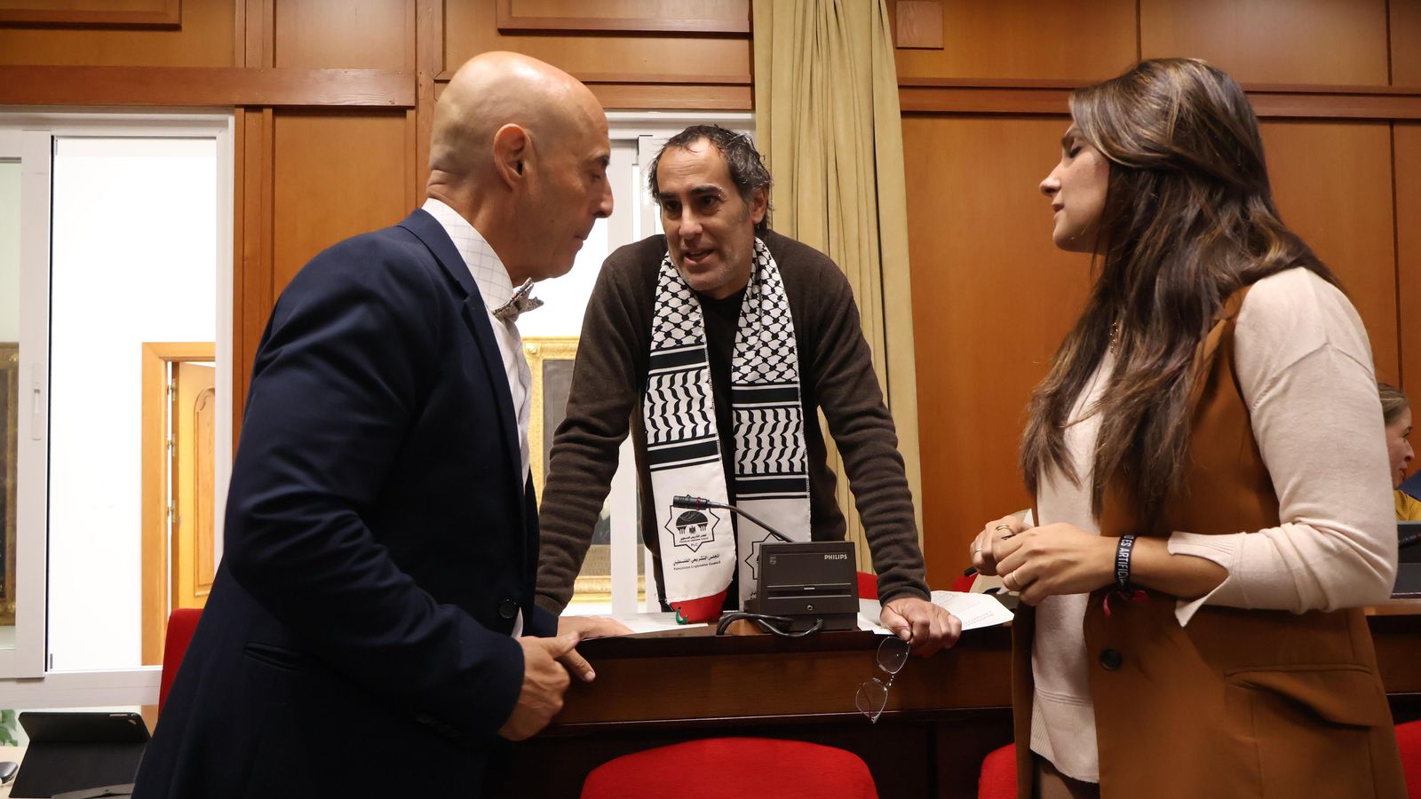 Antonio Hurtado conversa con Juan Hidalgo junto a Carmen González.