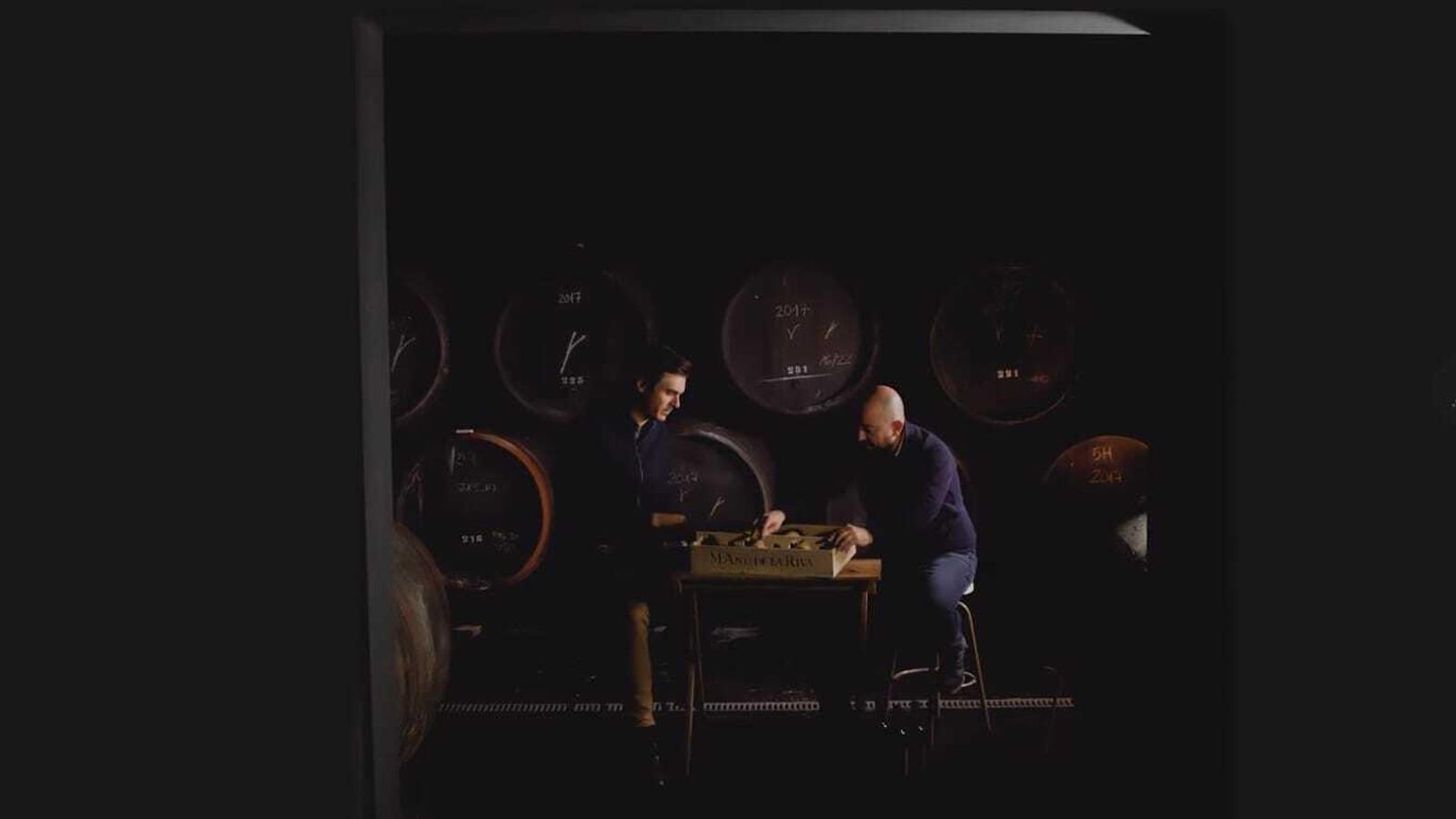 Willy Pérez (i) y Ramiro Ibáñez en el documental de presentación de esta colección de vinos.