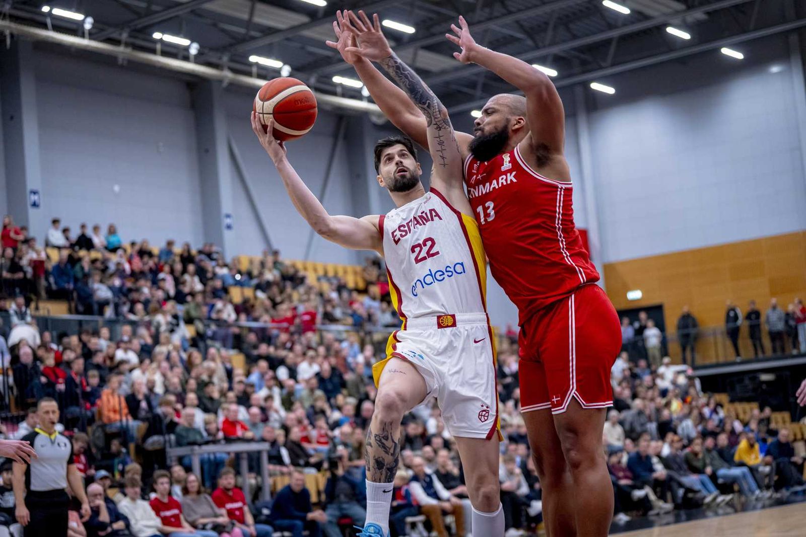 Cómodo inicio de la España de Chus Mateo con un buen Alberto Díaz
