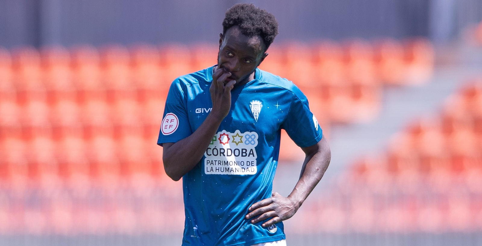 Youssouf Diarra, con gesto de circunstancias, tras la derrota del Córdoba CF en Majadahonda.