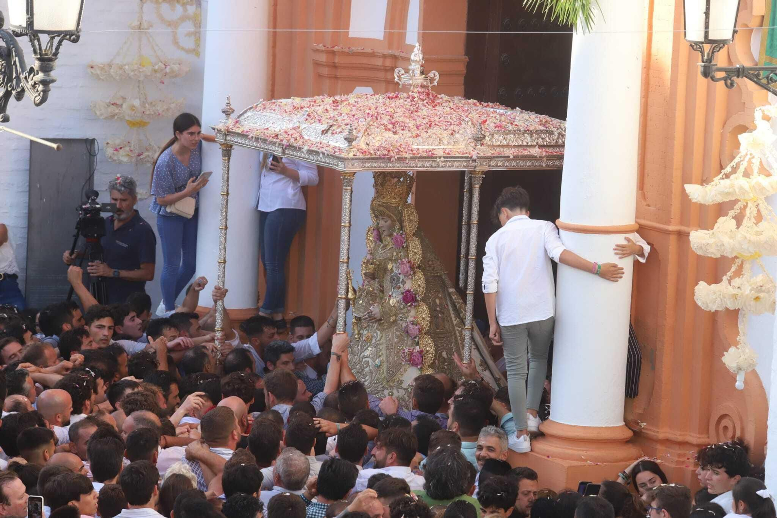 La Virgen del Rocío regresa a la iglesia tras 13 horas de procesión, en imágenes