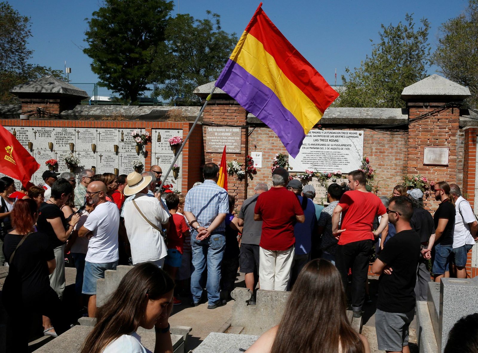 El Partido Comunista de España (PCE) esta mañana durante el homenaje a Las Trece Rosas en el Cementerio del Este, en Madrid.