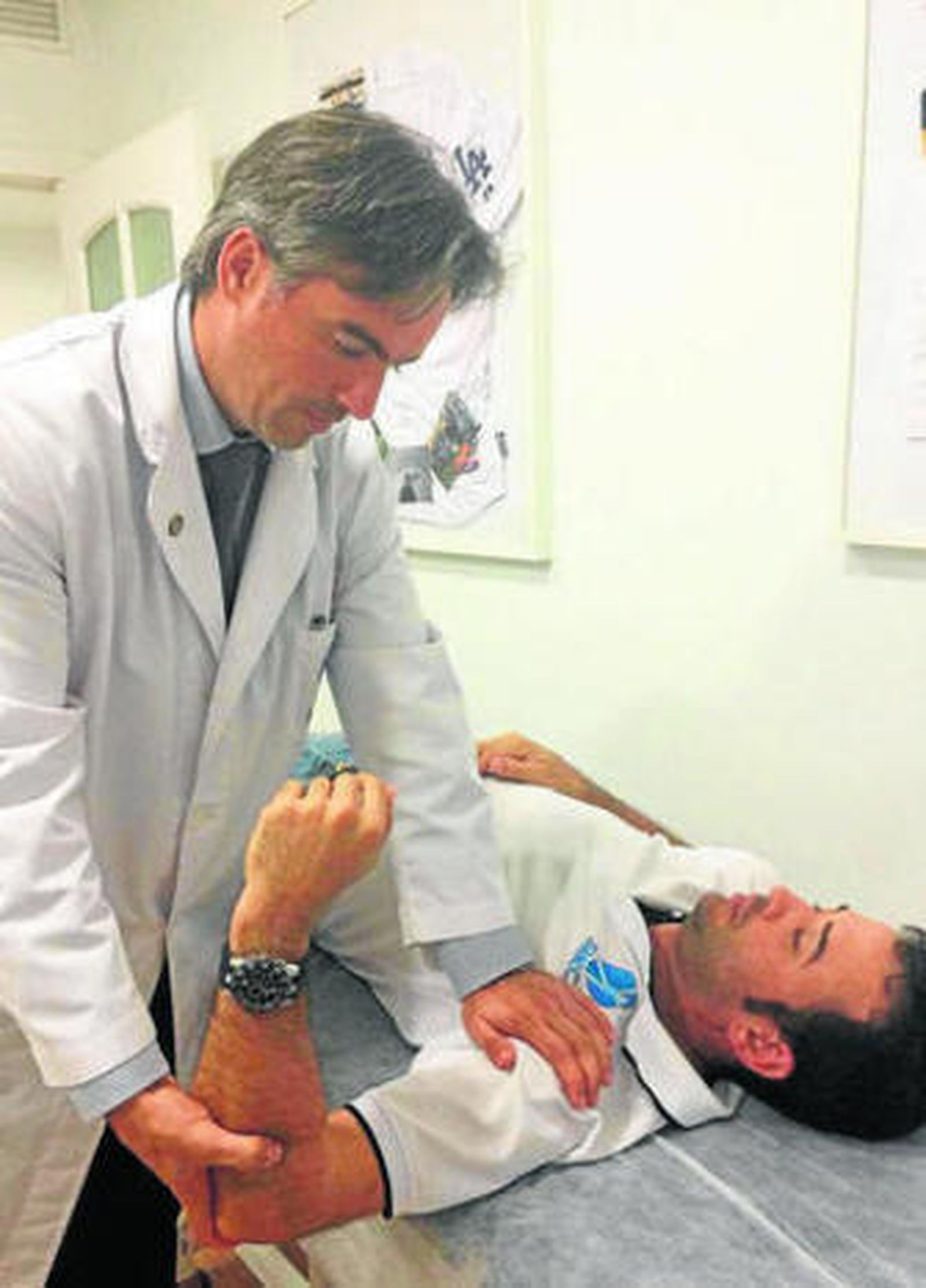 El traumatólogo atiende una afección en el hombro de un paciente.