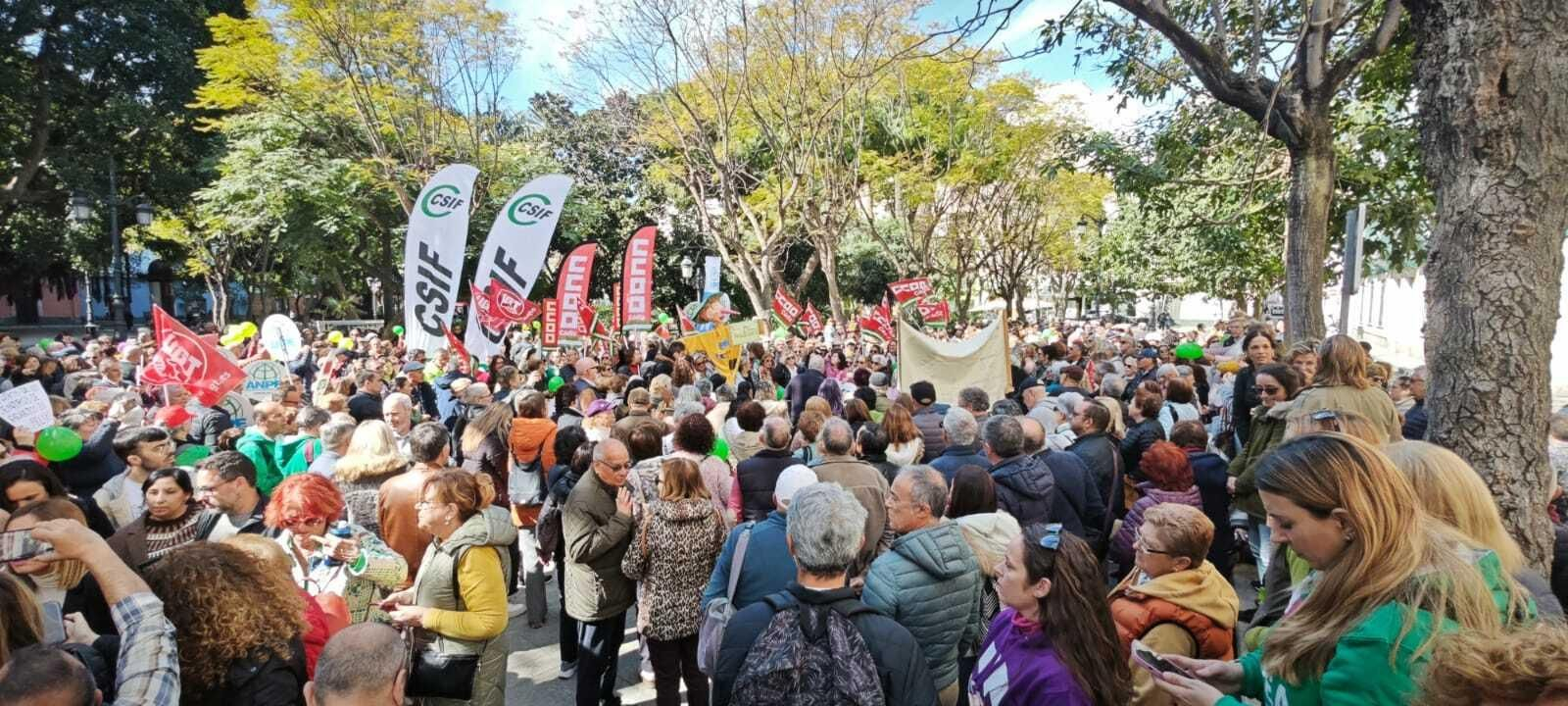 Una imagen de la concentración de docentes y sindicatos en la plaza de Mina.