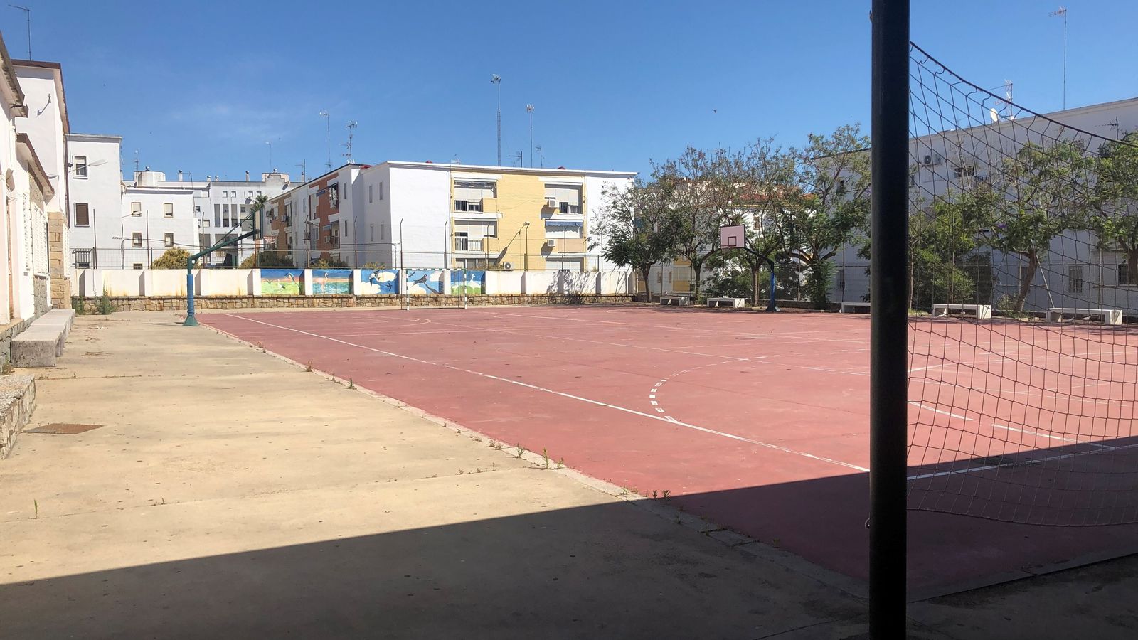Pistas deportivas del IES Clara Campoamor que se van a cubrir durante el verano.