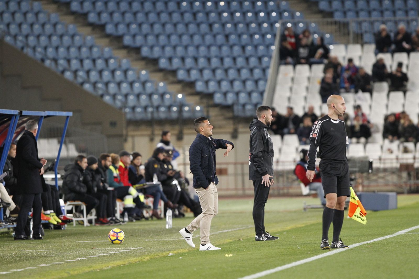 Jorge Romero da instrucciones desde su área técnica junto al cuarto árbitro del encuentro.
