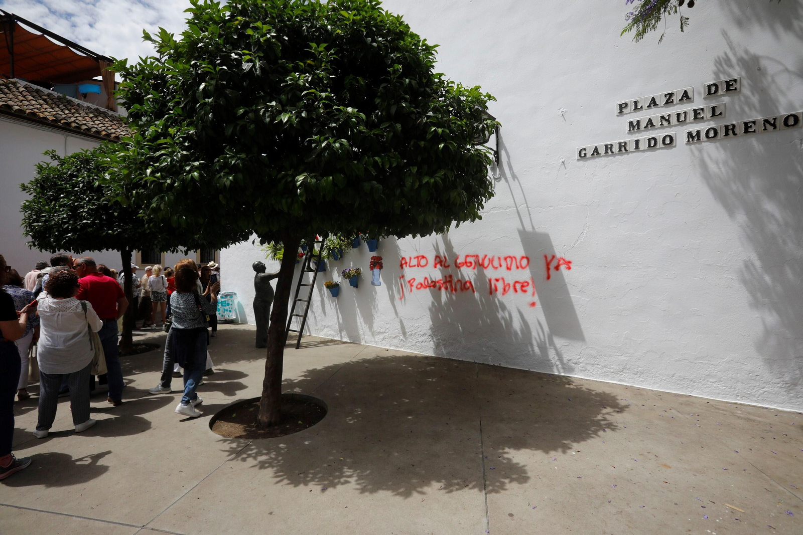Pintada propalestina en el barrio del Alcázar Viejo en plena celebración de los Patios de Córdoba.