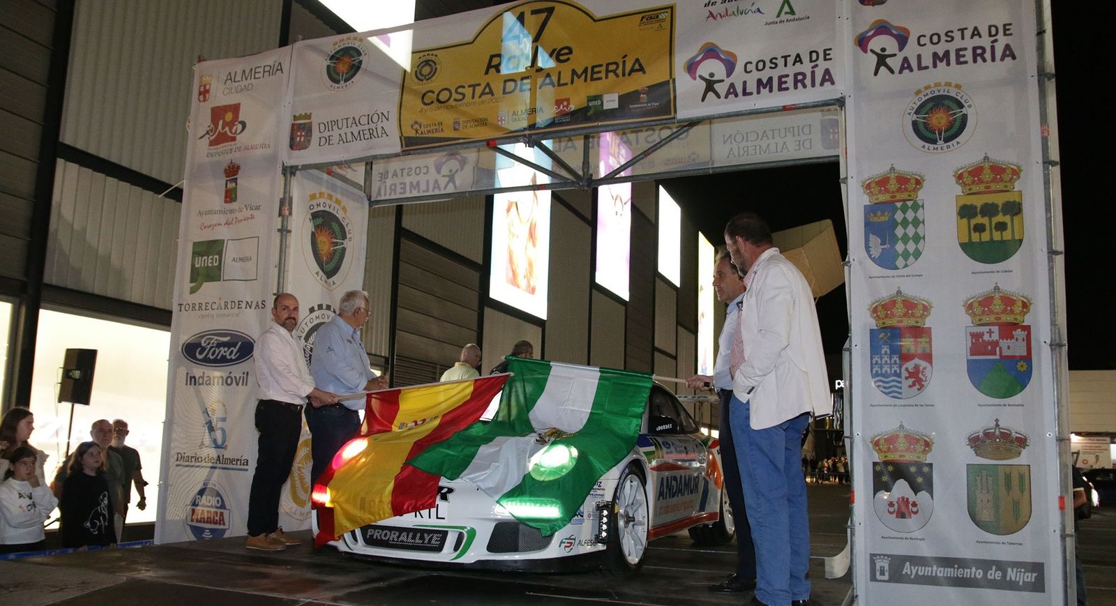 José Antonio Aznar toma la línea de salida